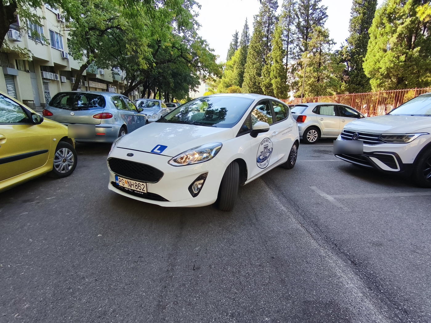 Vozilo škole parkirano na ulici u Podgorici