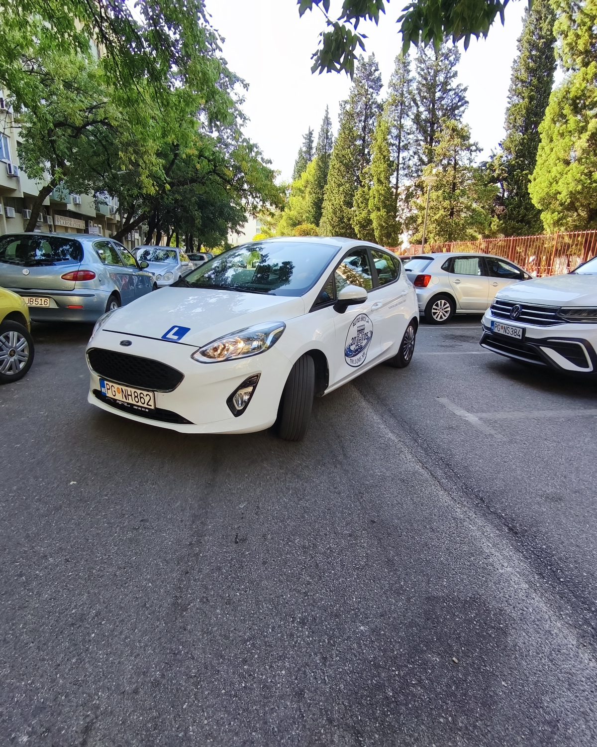 Ford Fiesta sa L oznakom, vozilo za obuku Auto Škole Trijumf 2005 u Podgorici